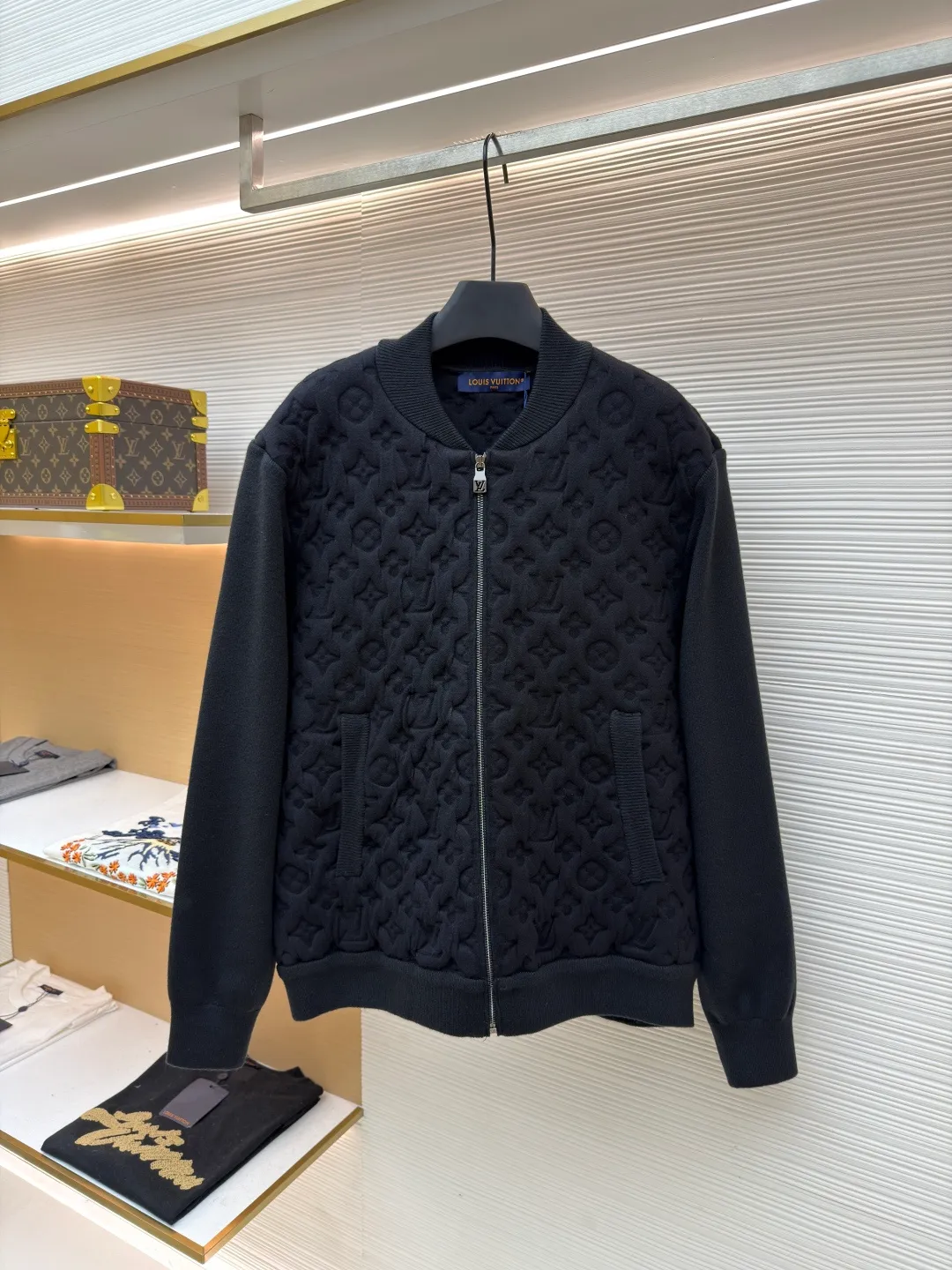 LOUIS VUITTON padded wool bomber jacket ●Original version: 25100 purchase and development ●Item number: 1681567-C10 ●Fabric: wool interwoven three-dimensional jacquard fabric ●Technology: embossed production ●Color: black ●Version: fitted version ●Weight: about 1340 grams ●Size: S-M-L-XL ●Description: Custom-woven wool interwoven three-dimensional jacquard fabric, soft as clouds, thick and solid Every inch of fiber contains a heavy warmth. The classic black tone exudes an innate sense of luxury. Full-width Monogram quilting is used to reconstruct the texture of the body. Each diamond grid reshapes the flat totem on the canvas into a relief building of the body. Textures of different shades are raised like reliefs. The neat frame supported by the texture. Quilted padding reconstructs the temperature philosophy of the bomber jacket. Let the iconic symbol become a walking art, molding three-dimensional Monogram embossing process Permanently shape the relief outline. Prioritize the customization of metal molds and precision lamination technology to permanently shape the Monogram pattern with an embossed three-dimensional texture. Form a three-dimensional texture with both visual concave and convex feeling and tactile relief feeling, using a laser projection positioning system. The split mold modules are accurately aligned on the fabric according to the Monogram arrangement rules to ensure that the full-width pattern is continuous and without misalignment. Multi-layer composite lining uses precise composite adhesive lining + elastic sponge + isolation film. Three layers of functional materials form the structural support of the fabric, lining and lining. To ensure that the Monogram pattern can be three-dimensionally raised and permanently shaped during molding, the shape is fixed, and the washing water of the garment is softened and deodorized. The clothes are deeply cleaned and deodorized through professional washing equipment and specific detergents to improve the feel and appearance of the clothes. The overall wiring is straight and delicate, the fabric is comfortable and soft, and the color is consistent without color difference. It can be matched with the same style to create a fashionable look and control various occasions. Customized accessories, complete with three standards, same style for men and women!